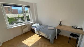 Klassieke kamer, 1 eenpersoonsbed | Een bureau, een laptopwerkplek, een strijkplank/strijkijzer, gratis wifi