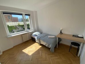 Classic-Zimmer, 1 Einzelbett | Schreibtisch, laptopgeeigneter Arbeitsplatz, Bügeleisen/Bügelbrett