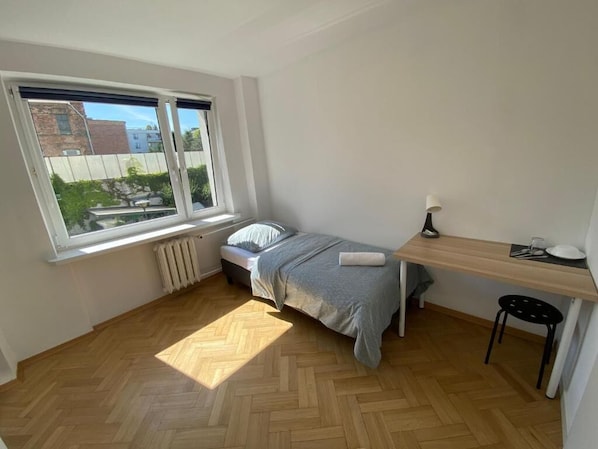 Klassieke kamer, 1 eenpersoonsbed | Een bureau, een laptopwerkplek, een strijkplank/strijkijzer, gratis wifi