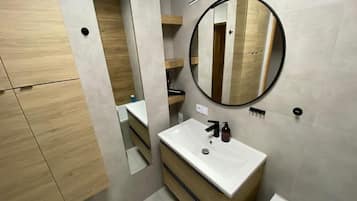 Een haardroger, handdoeken, zeep, toiletpapier