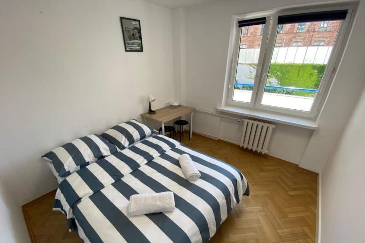 Klassieke kamer, 1 tweepersoonsbed | Een bureau, een laptopwerkplek, een strijkplank/strijkijzer, gratis wifi