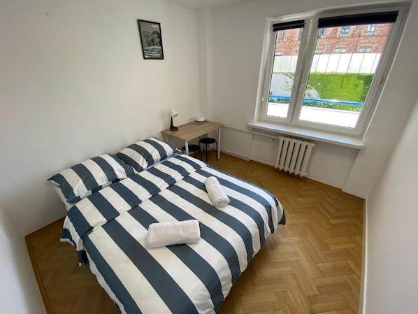 Escritorio y espacio para trabajar con laptop