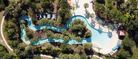 Una piscina cubierta, una piscina climatizada
