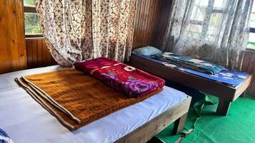 Blackout drapes, free WiFi, bed sheets