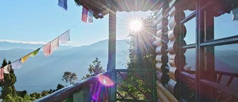 Classic-Doppelzimmer, Balkon, Hügelblick | Wohnbereich