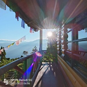 Habitación doble clásica, balcón, vista a la colina | Área de sala de estar