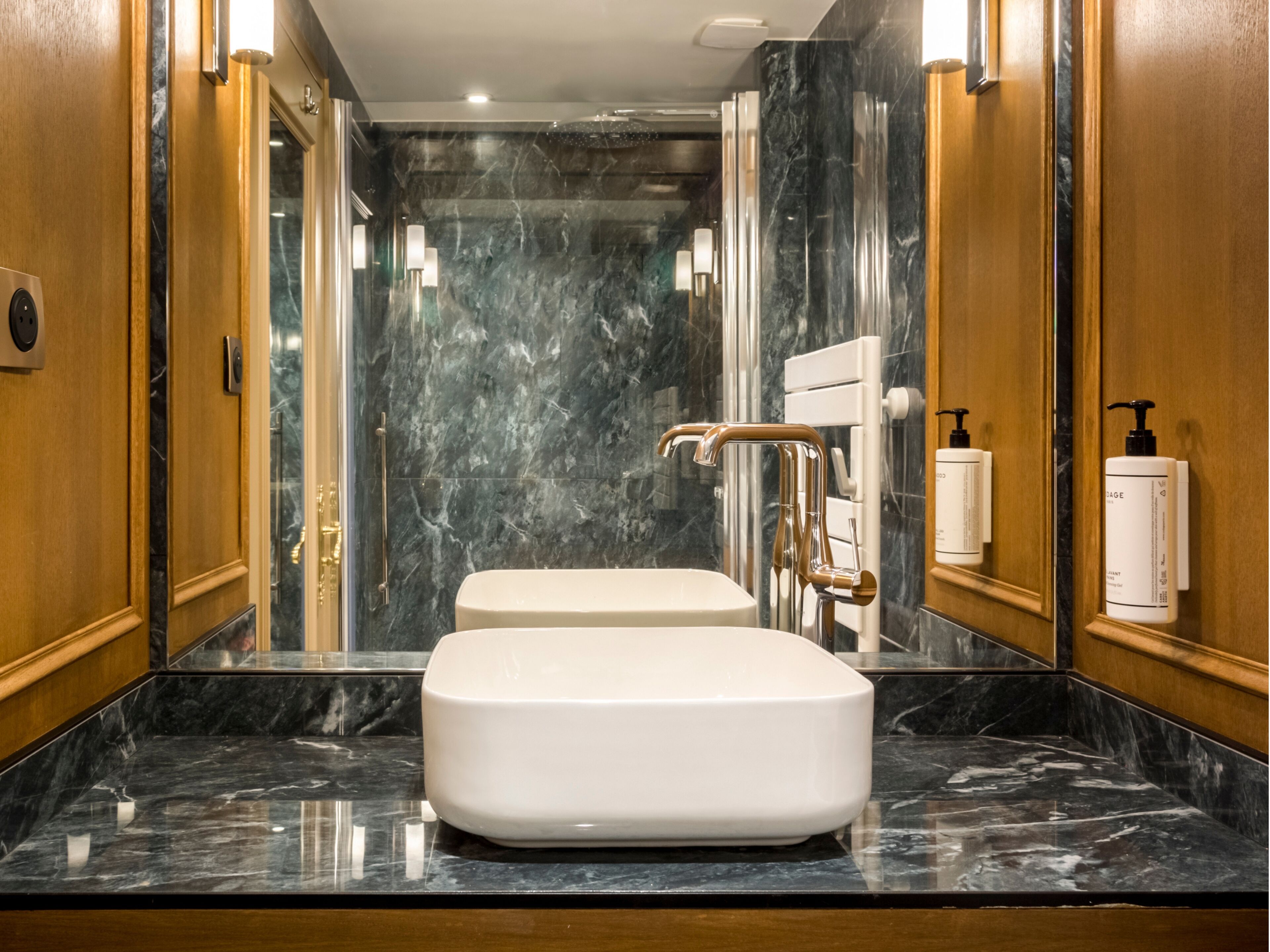 Apartment | Bathroom | Free toiletries, hair dryer, towels, soap