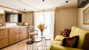 อพาร์ทเมนท์ | บริเวณนั่งเล่น | สมาร์ททีวี 43 นิ้ว พร้อมช่องเคเบิล, Netflix, บริการสตรีมมิ่ง