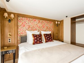 Appartement | Een kluis op de kamer, een bureau, een laptopwerkplek