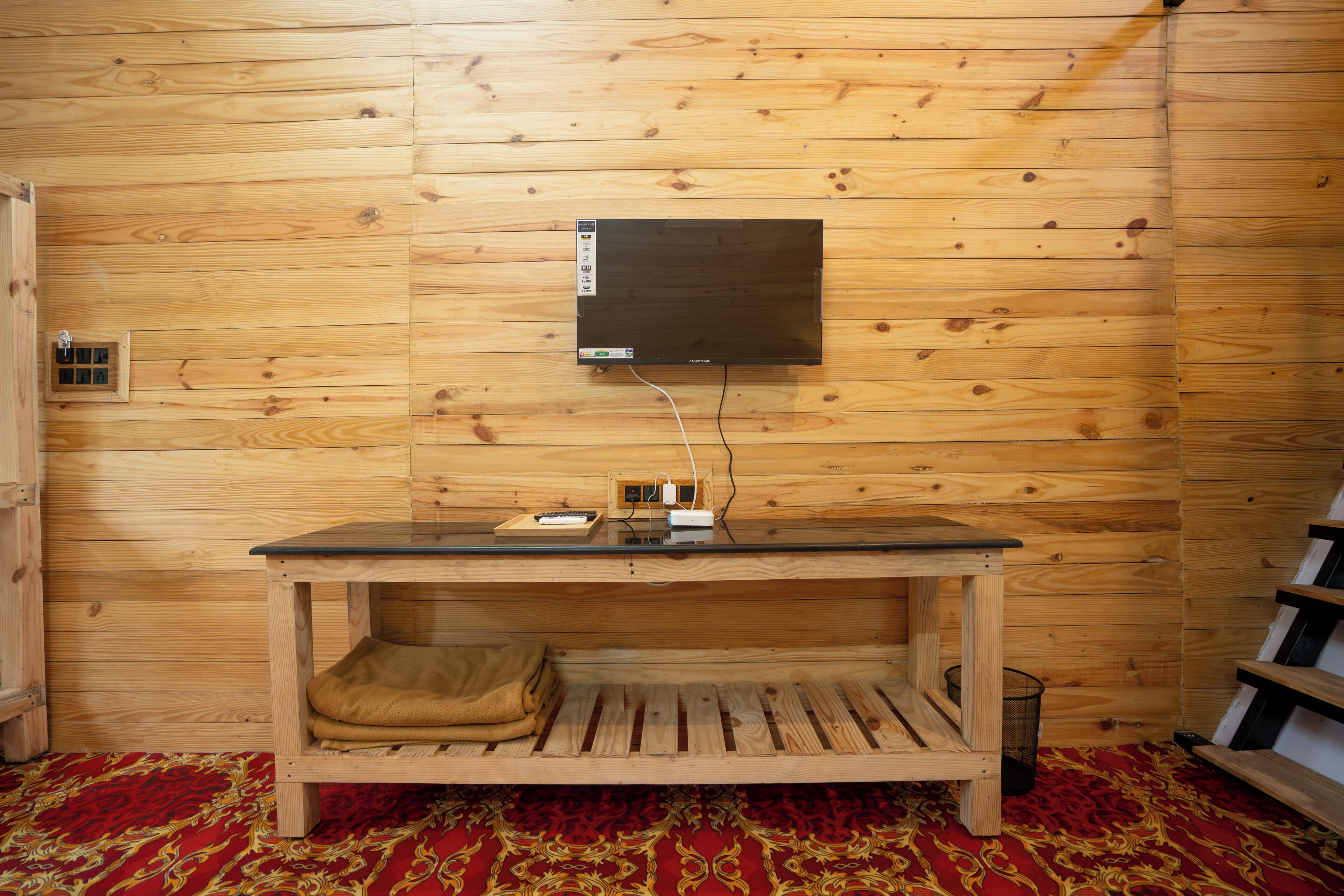 Luxury Cottage | Desk, laptop workspace