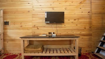 Luxury Cottage | Desk, laptop workspace