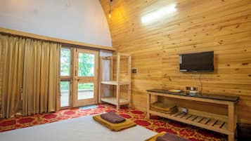 Luxury Cottage | Desk, laptop workspace