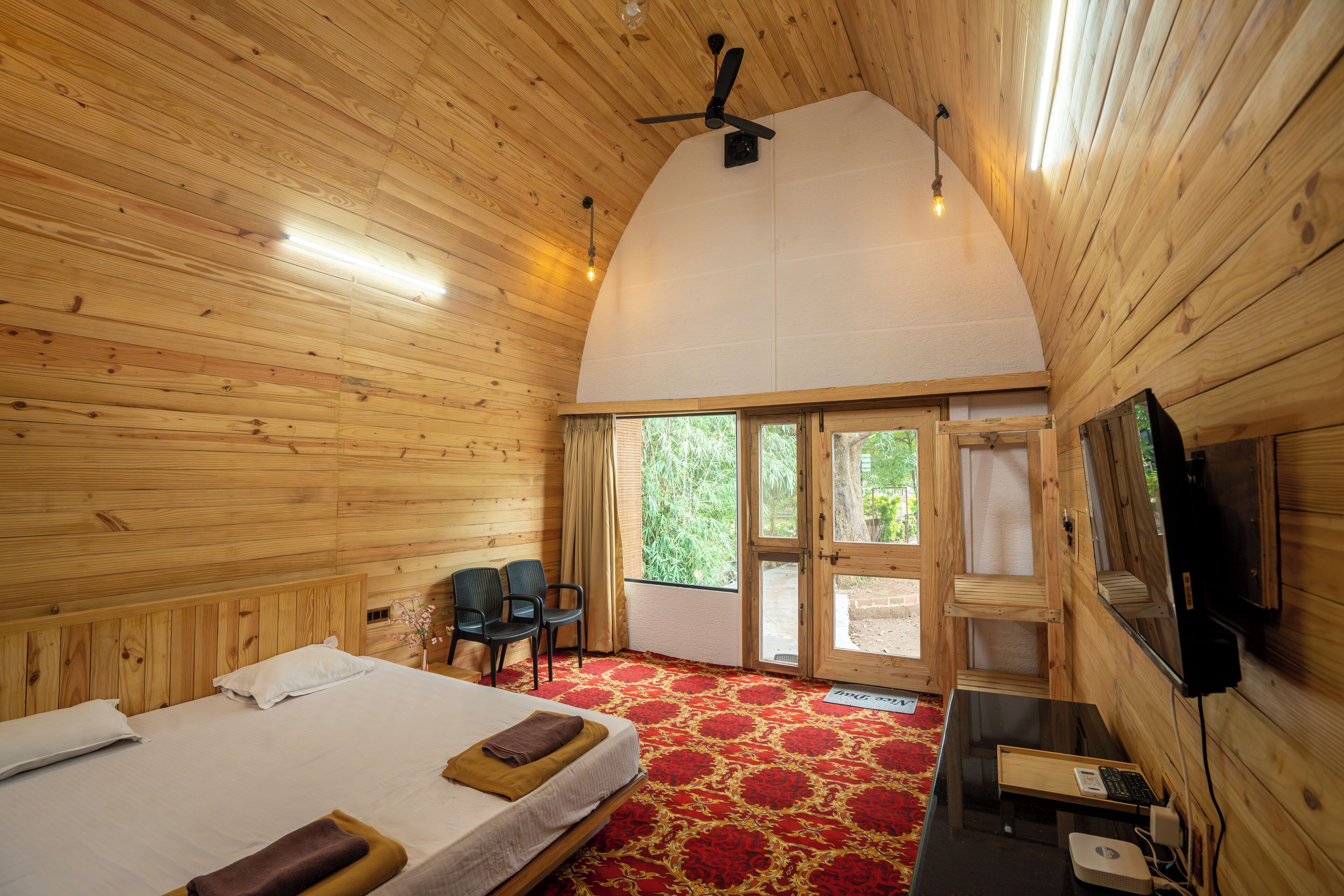 Luxury Cottage | Desk, laptop workspace