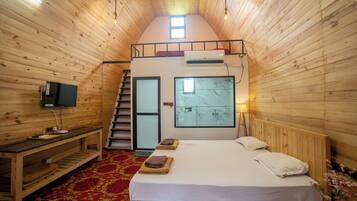 Luxury Cottage | Desk, laptop workspace