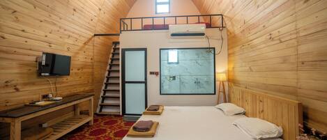 Luxury Cottage | Desk, laptop workspace