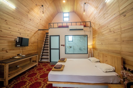 Luxury Cottage | Desk, laptop workspace