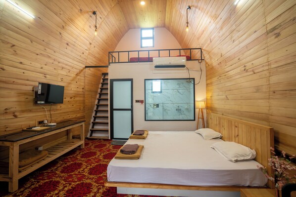 Luxury Cottage | Desk, laptop workspace