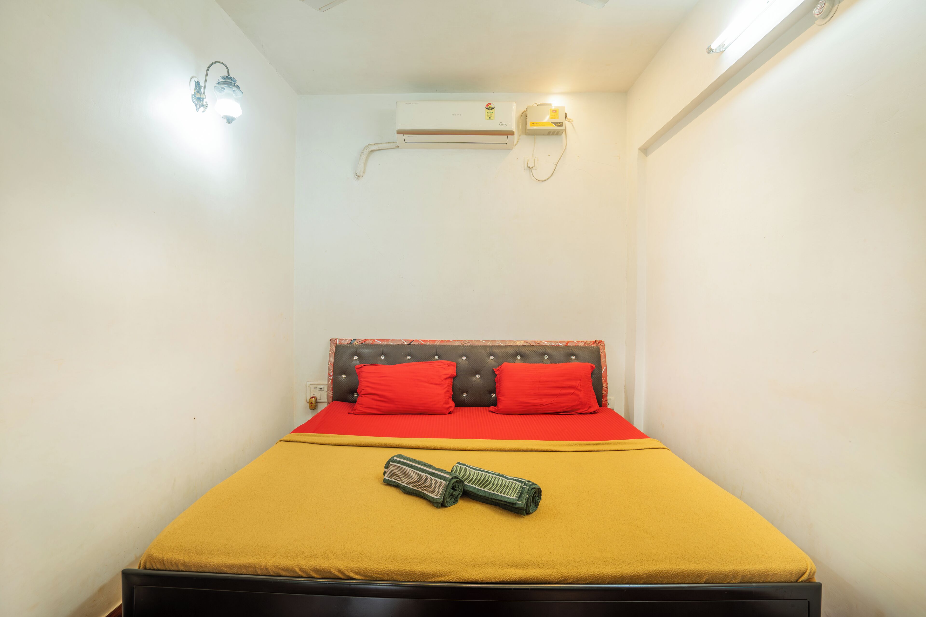 Escritorio y espacio para trabajar con laptop 