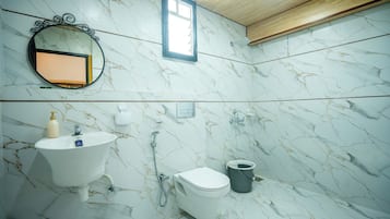 Luxury Cottage | Bathroom | Shower, towels, soap