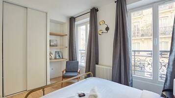 2 camere, una scrivania, ferro/asse da stiro, lenzuola