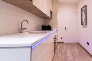 Jääkaappi, mikroaaltouuni, uuni, liesi