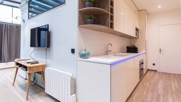 Refrigerador, microondas, placa de cocina, lavavajillas