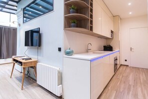 Jääkaappi, mikroaaltouuni, uuni, liesi