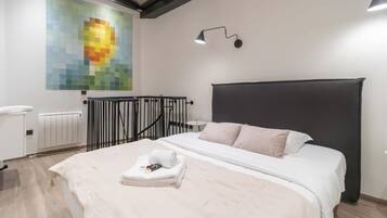 3 habitaciones, tabla de planchar con plancha y ropa de cama