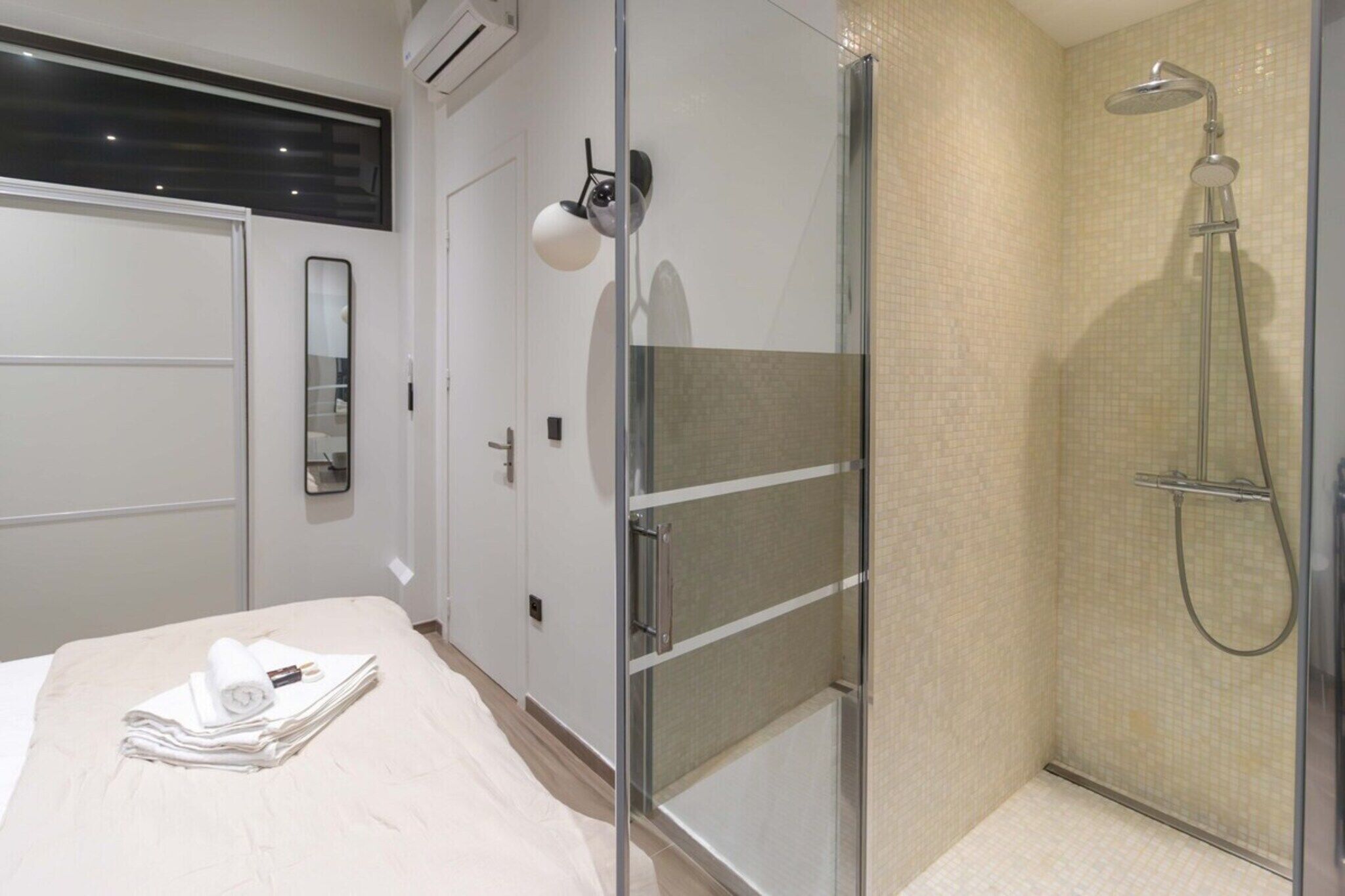 3 bedrooms, desk, iron/ironing board, bed sheets