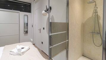 3 bedrooms, desk, iron/ironing board, bed sheets