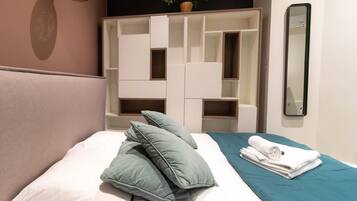 3 slaapkamers, een bureau, een strijkplank/strijkijzer, beddengoed