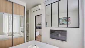2 bedrooms, desk, iron/ironing board, travel cot - Charming Apartment Center of Paris-Montorgueil (Paris)