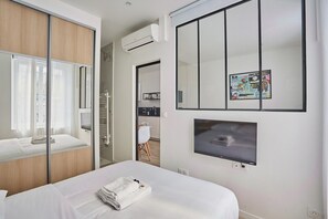 2 camere, una scrivania, ferro/asse da stiro, culla da viaggio