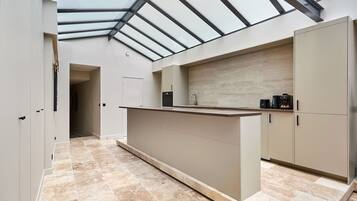 Kylskåp, mikrovågsugn, spishäll och diskmaskin