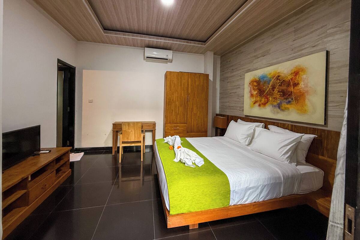 In-room safe, WiFi (free)