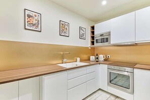 Frigorifero, microonde, forno, piano cottura