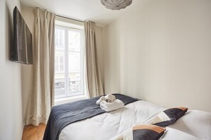 1 habitación, escritorio, tabla de planchar con plancha y cuna de viaje 