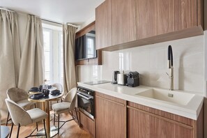 Fridge, microwave, stovetop, coffee/tea maker - New Apartment Center of Paris Le Marais (Paris)