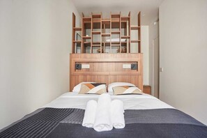 3 chambres, bureau, fer et planche à repasser, lit parapluie