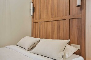1 quarto, escrivaninha, ferros/tábuas de passar roupa, berço de viagem