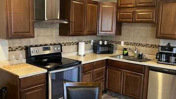 Een koelkast, een magnetron, een oven, een kookplaat