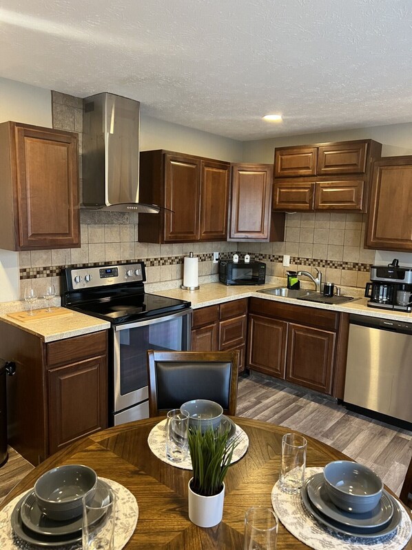 Een koelkast, een magnetron, een oven, een kookplaat