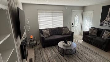 Een smart-tv en een open haard