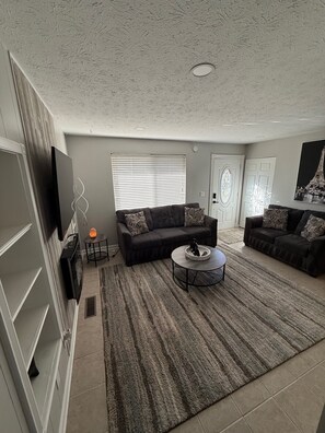 Een smart-tv en een open haard