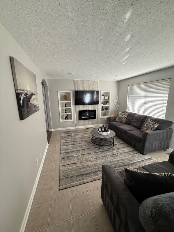 Smart TV, fireplace