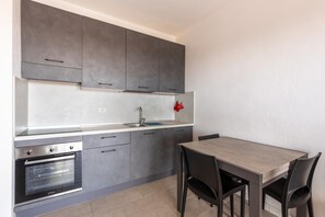 Fridge, oven, stovetop, coffee/tea maker - Apartment in with swimming pool and sea view (Castelsardo)