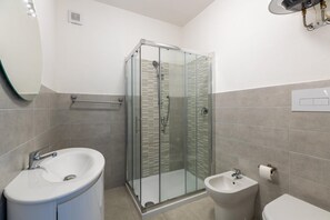 Shower, bidet - Apartment in with swimming pool and sea view (Castelsardo)