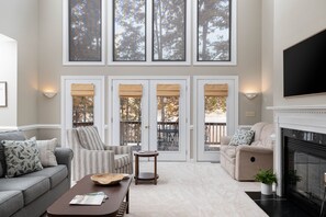 Smart-tv, eldstad och kontor