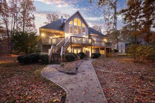 Spacious 6-bedroom waterfront w/incredible views