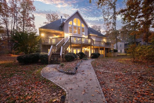 Spacious 6-bedroom waterfront w/incredible views